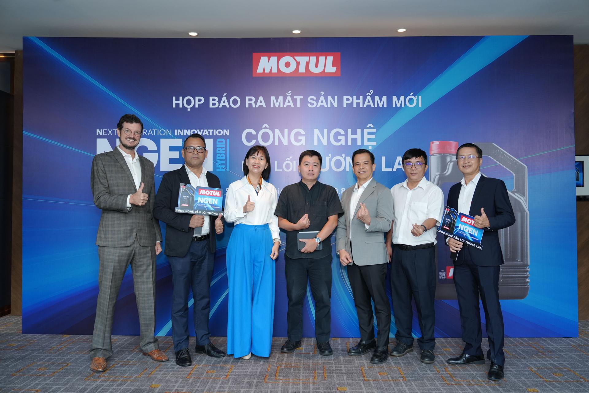 1. Motul & speaker.JPG